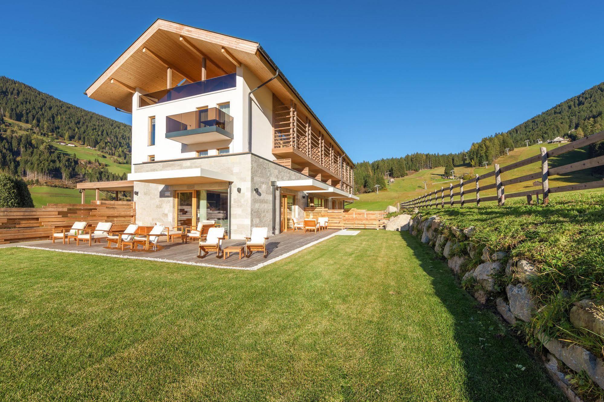 Joas Natur.Hotel.B&B Innichen Exteriör bild
